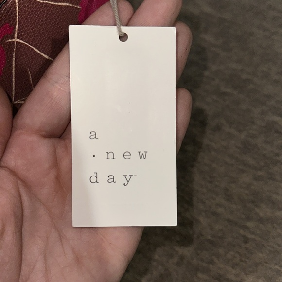 NWT Purse. Super cute stylish purse. - Picture 9 of 9